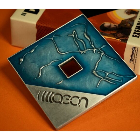 Deathloop Limited Edition Personal Trinket Medallion and Art Card Figurine - Picture 4 of 4